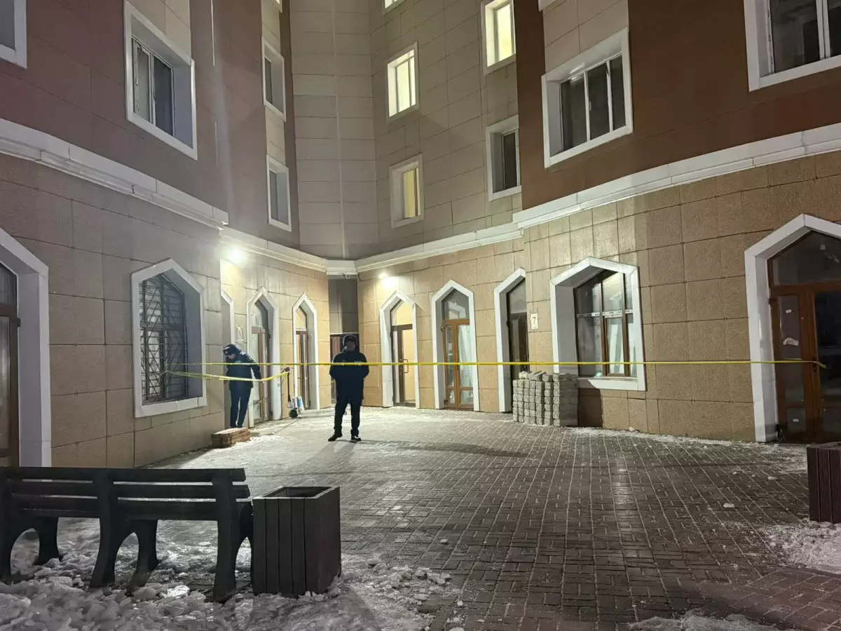 В Астане жильцы дома, где лифт рухнул в шахту, вышли на разборки с застройщиком