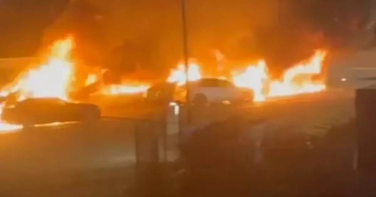  Tesla автосалонының автотұрағында 20-дан астам көлік өртенді 