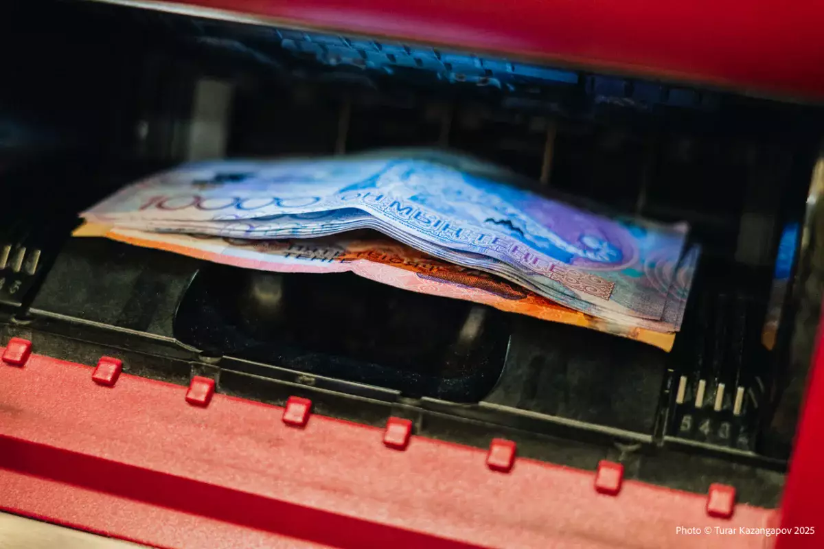 Почему казахстанцам блокируют банковские счета и что делать, если это случилось