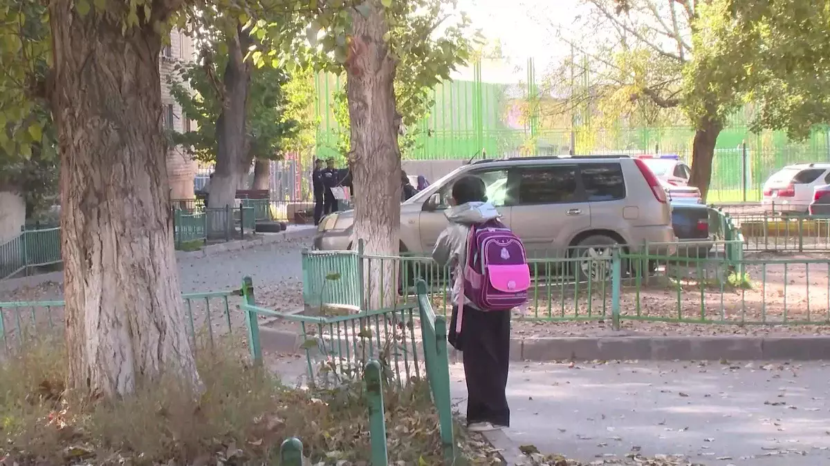 Бейтаныс адам күшпен ұстаған: Павлодарда жас баланы құтқарған курьер марапатталды