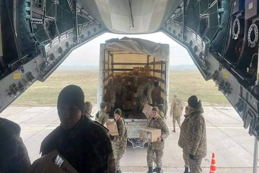 Казахстан отправил самолет с гуманитарной помощью в Афганистан