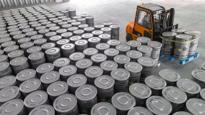 Казахстан располагает огромными запасами урана, которых хватит на 60 лет энергоснабжения.