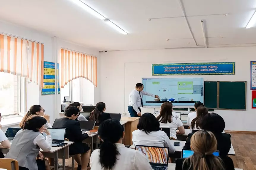 Учителя и школьники Атырау переходят на обучение через AmanSultan