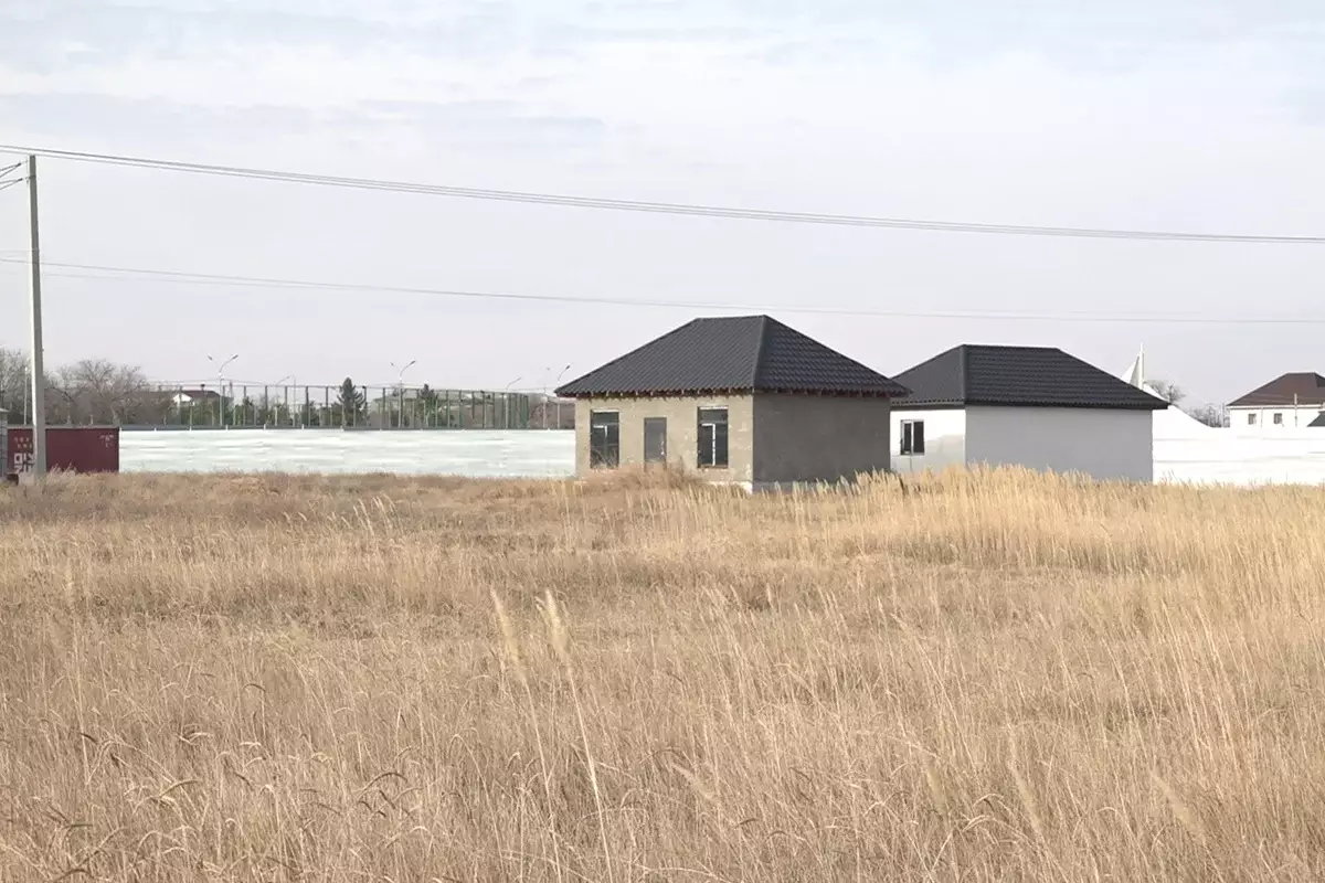 В центре земельного скандала: в Конаеве люди могут остаться без земли, домов и денег