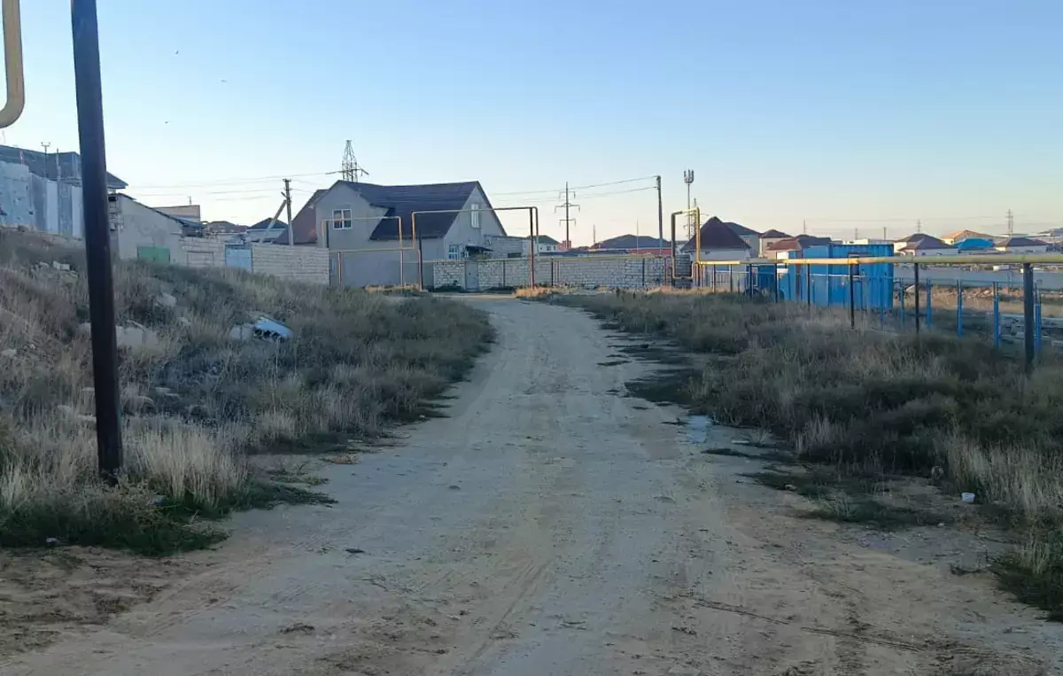 Отрезок дороги стал причиной ссоры жильцов одной из улиц села Атамекен в Мунайлы - новости на Lada.kz 13.11.2025