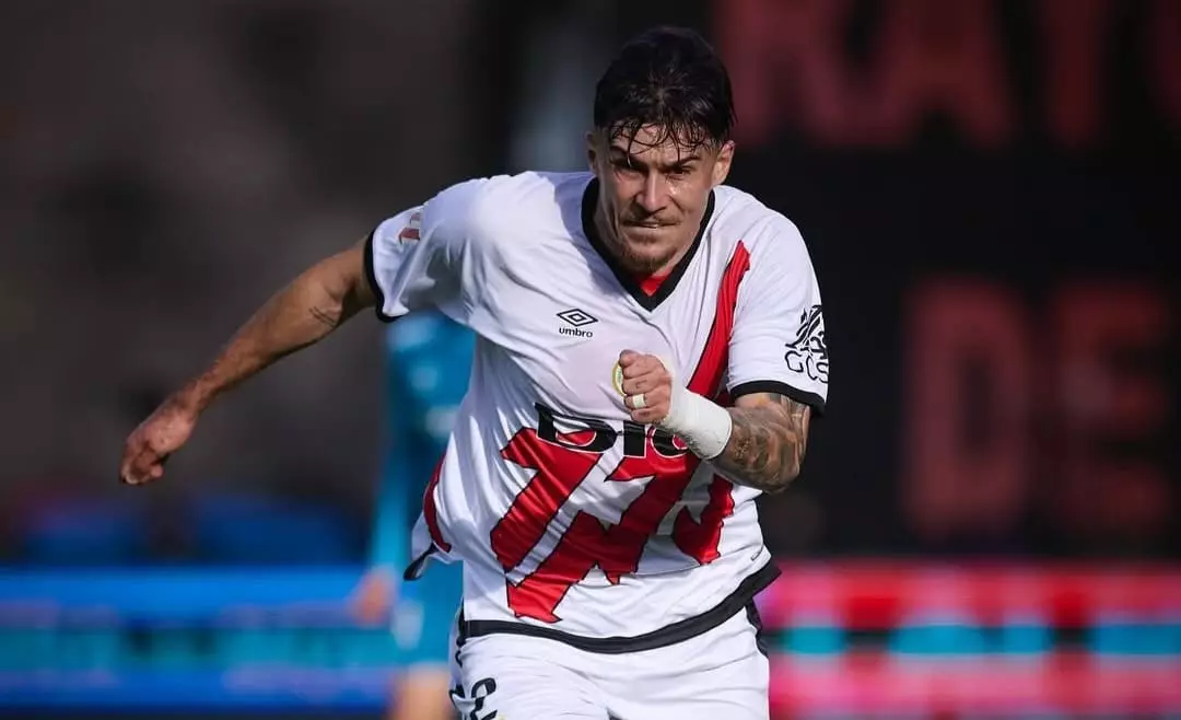 Румыниялық қорғаушы Холанд пен Винисиусты басып озды