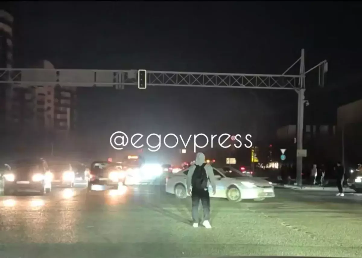 Без электричества и полиции: алматинцы сами организовали движение на дорогах