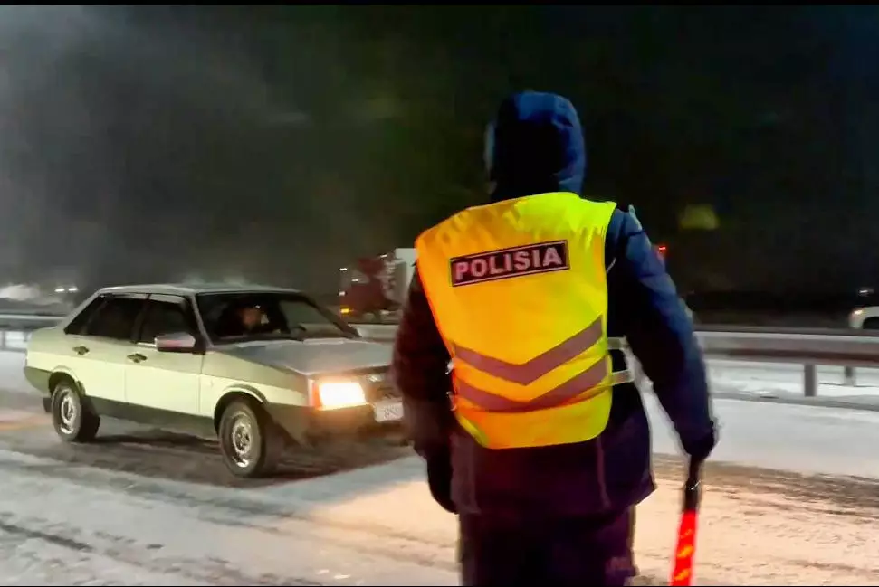 Снег и метель парализовали движение на трассе в Абайской области