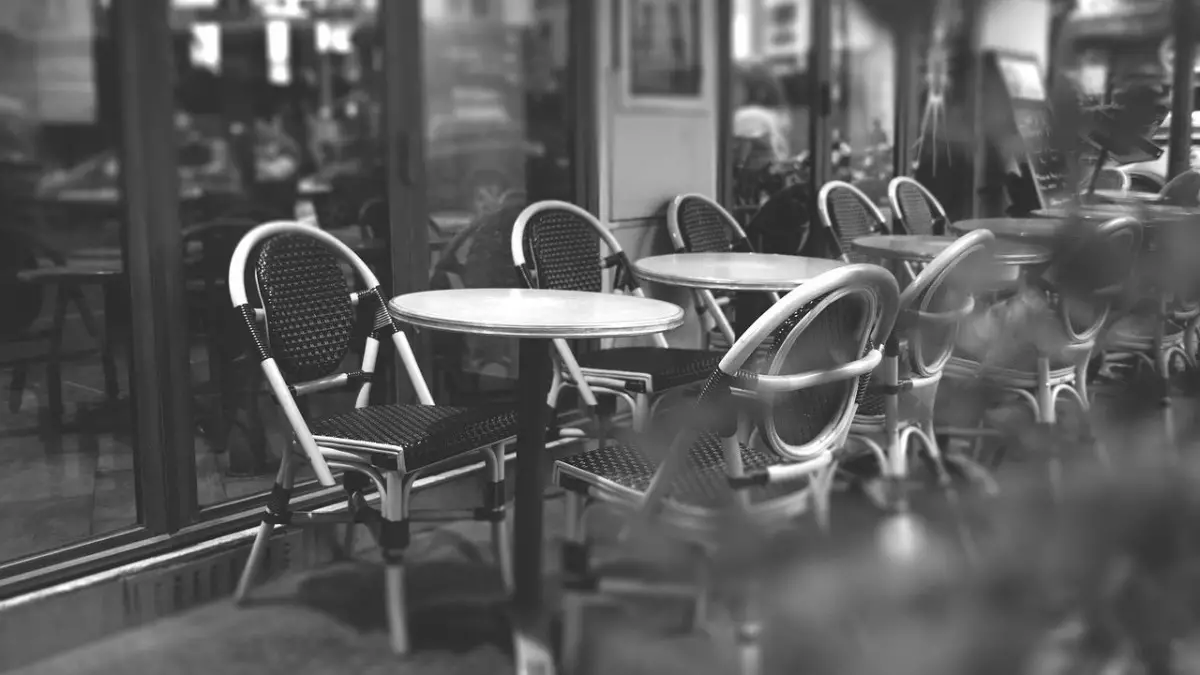 Кафе мен мейрамханалардың 22:00-ден кейін жұмыс істеуіне тыйым салынды