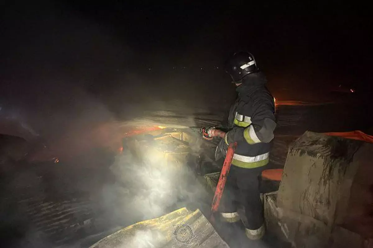 Крупный пожар на складе ликвидировали в Алматинской области