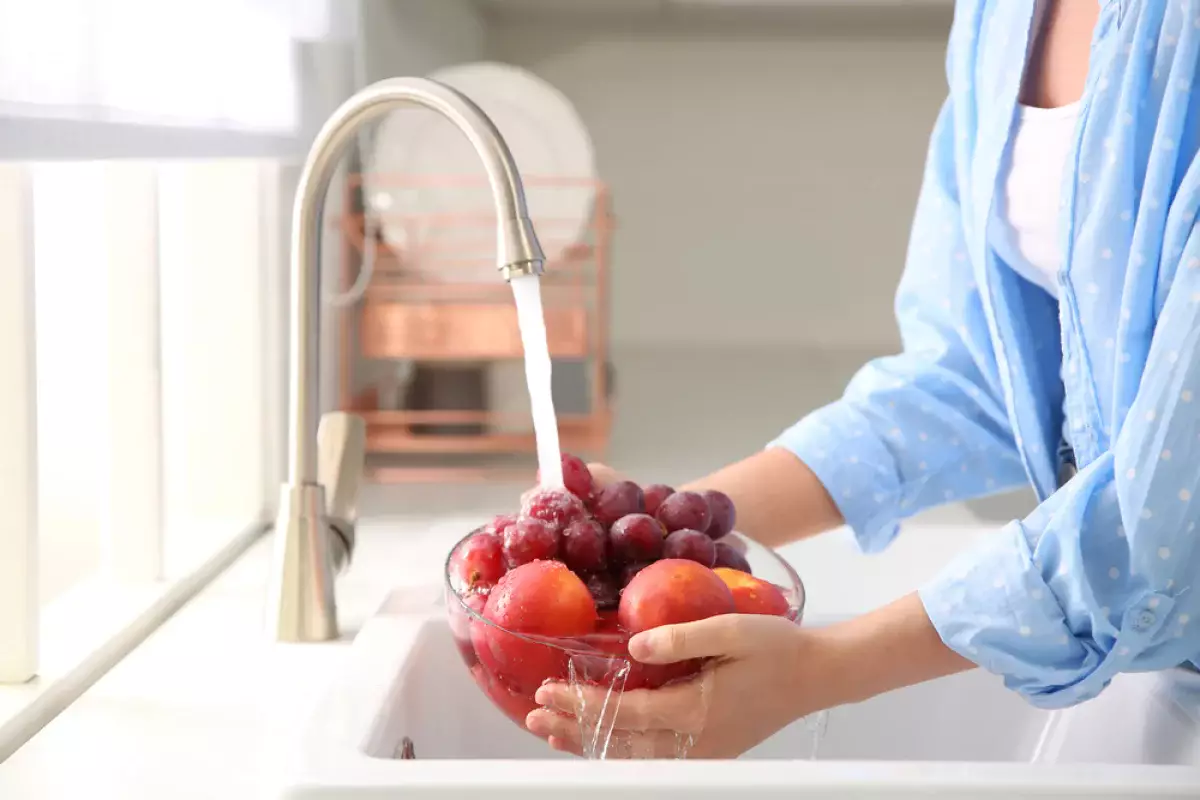 Нужно ли мыть фрукты и овощи перед хранением