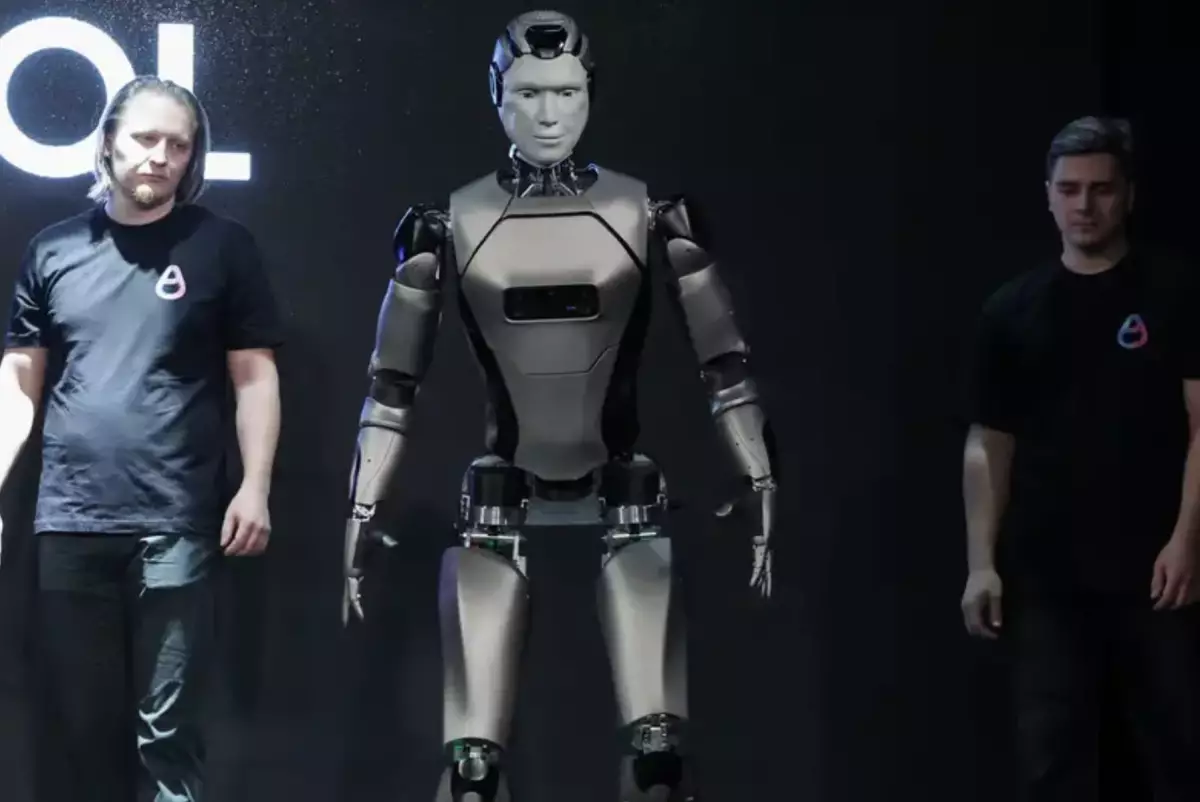 Первый российский робот-гуманоид с ИИ упал на презентации в Москве