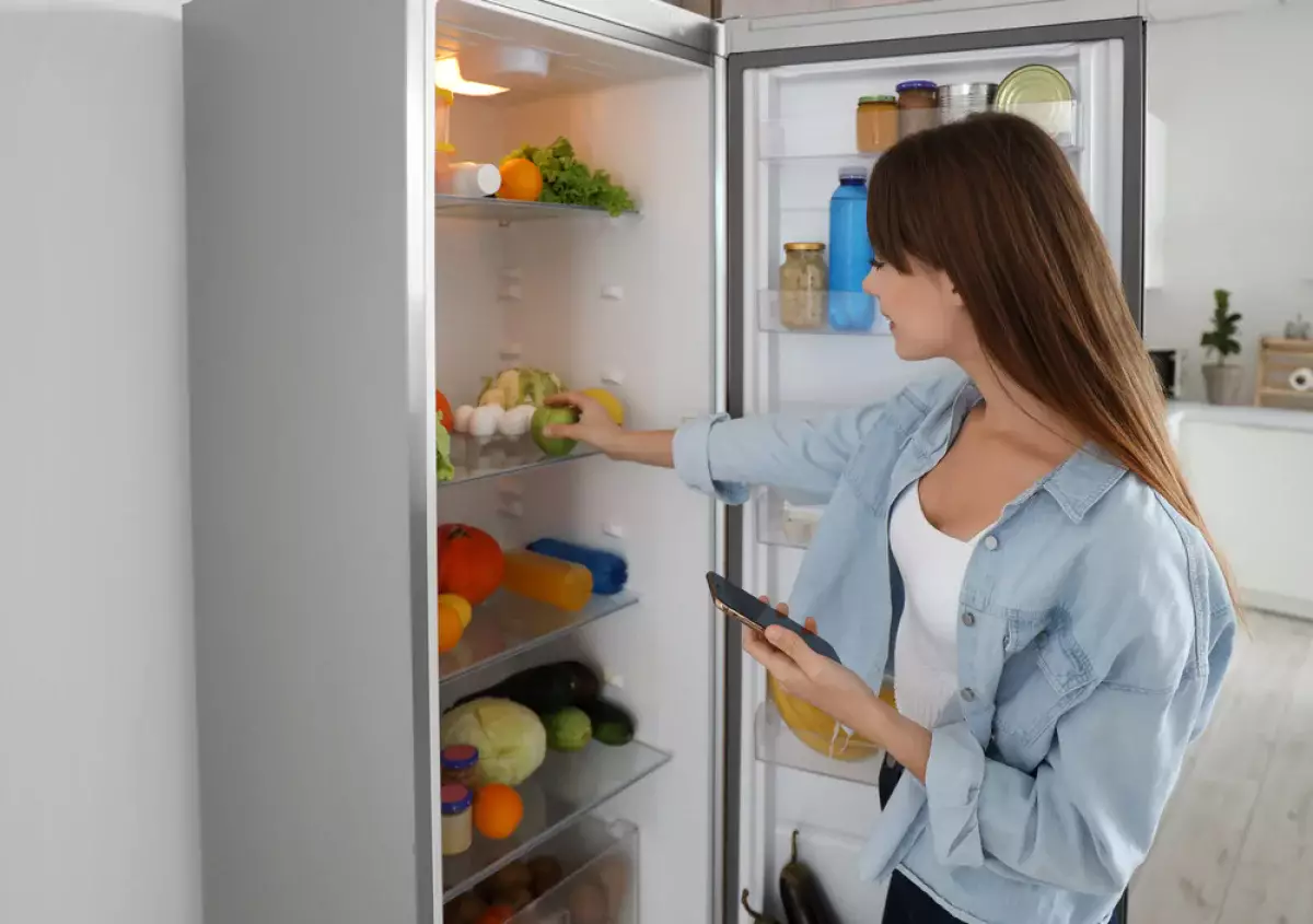 Как убрать неприятный запах из холодильника