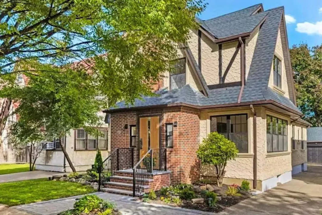 В Нью-Йорке за 2,3 млн долларов продают дом, где родился Дональд Трамп