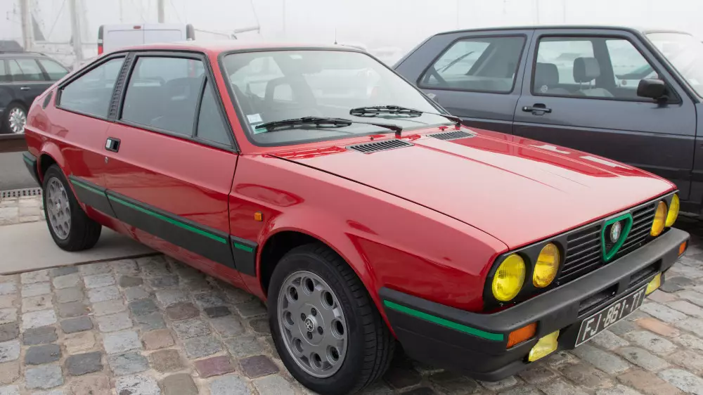 Почему в современных авто отказались от желтых “противотуманок“, рассказал эксперт