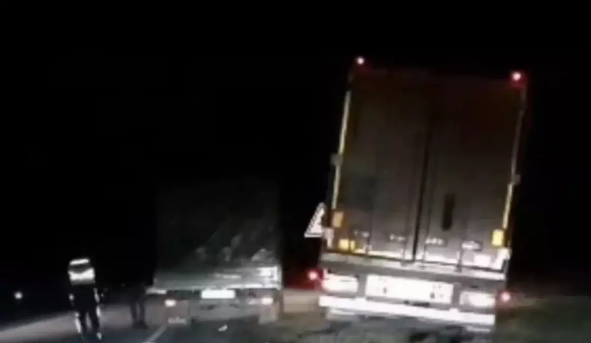 Қостанай облысында полициядан қашпақ болған жүргізуші жүк көлігімен бірге балшыққа батып қалды (ВИДЕО)