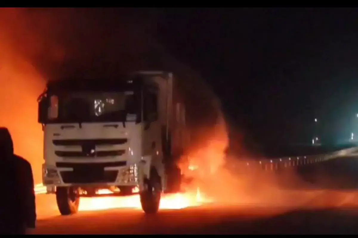 Фура Shacman загорелась на ходу на трассе в области Абай