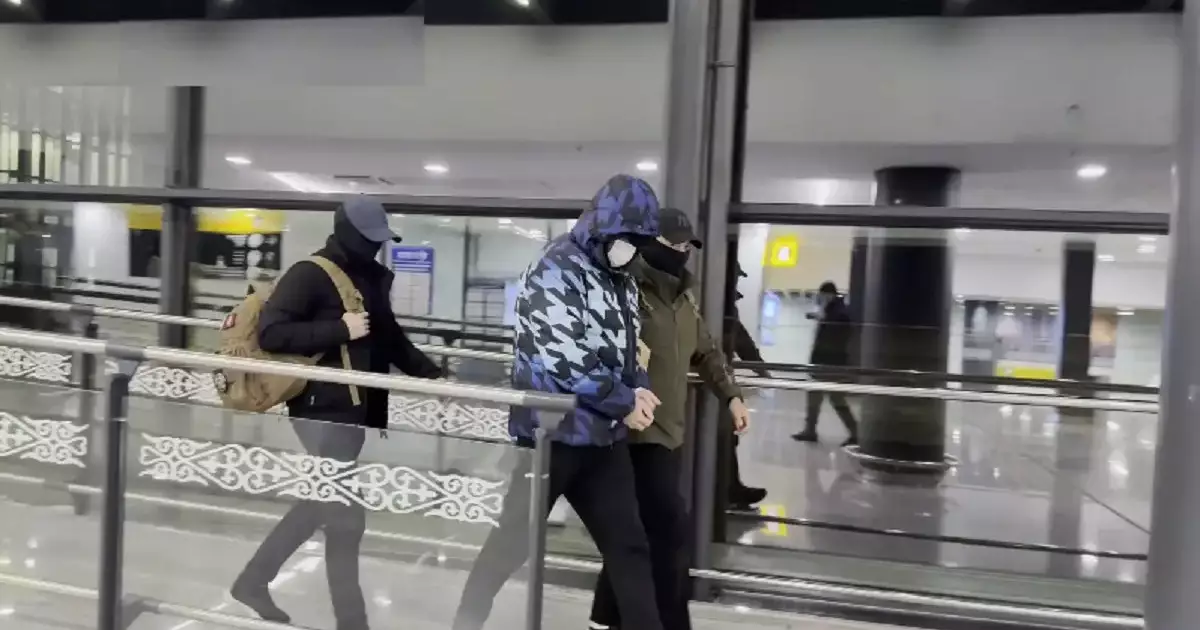   Кісі өлтіріп, 17 жыл халықаралық іздеуде жүрген күдікті Қазақстанға экстрадицияланды   