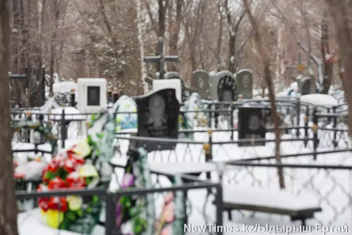 Читать намаз, вести пустые разговоры: что нельзя делать мусульманам на кладбище