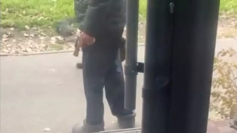 “У него был пистолет“: девушка спряталась в магазине от преследователя в Алматы