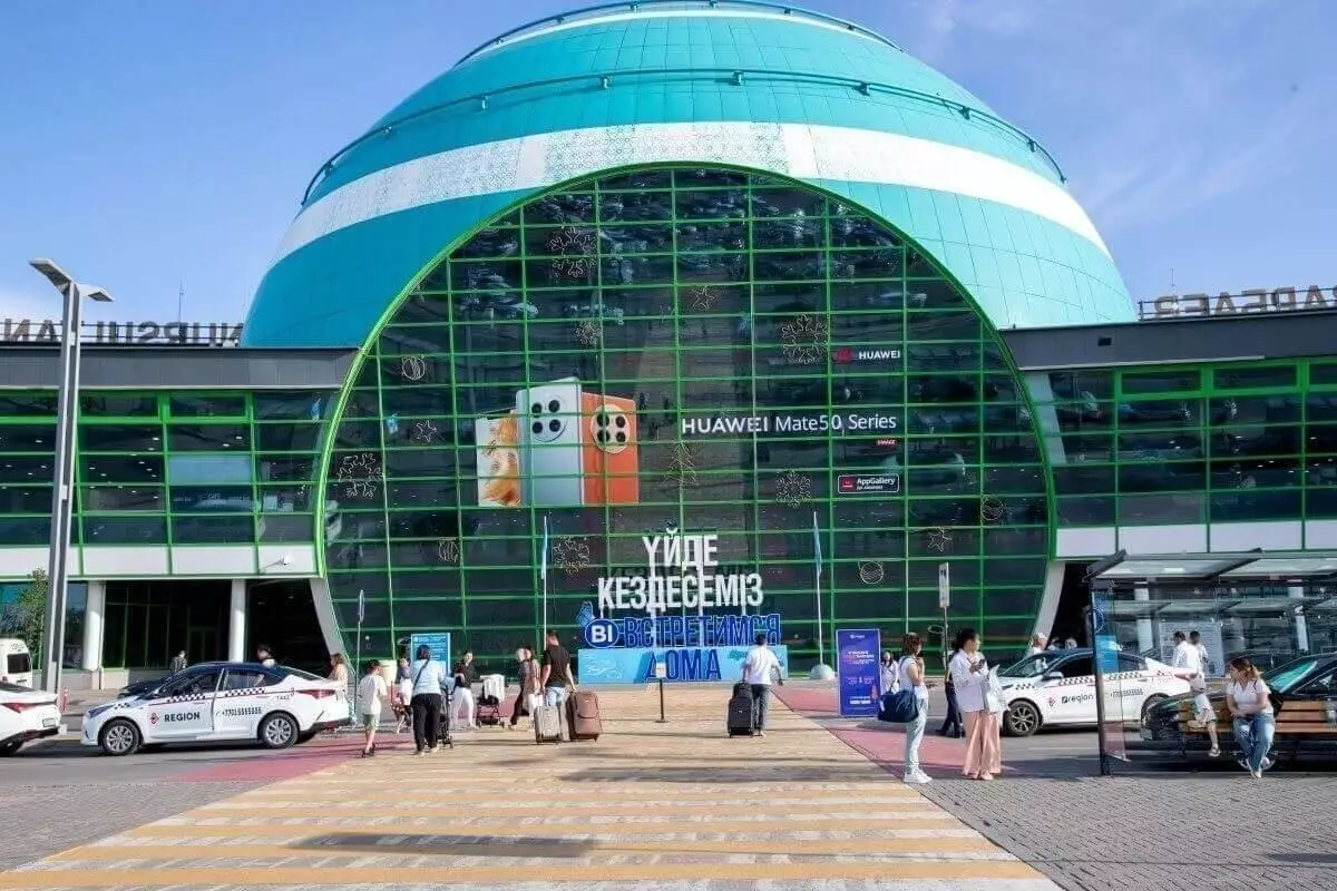 Сборная Бельгии по футболу прилетела в Астану (ВИДЕО)