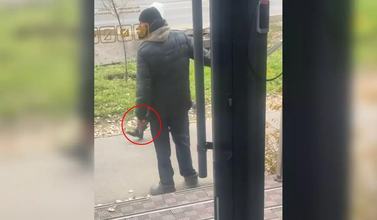 Алматы көшелерінде «тапанша» ұстаған ер адам бойжеткенді аңдыған (ВИДЕО)