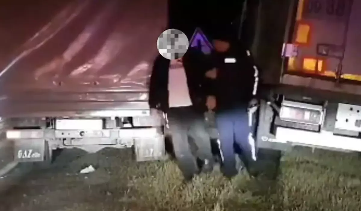 Фура с 30 тоннами груза виляла по трассе: дальнобойщика задержали в Костанайской области (ВИДЕО)