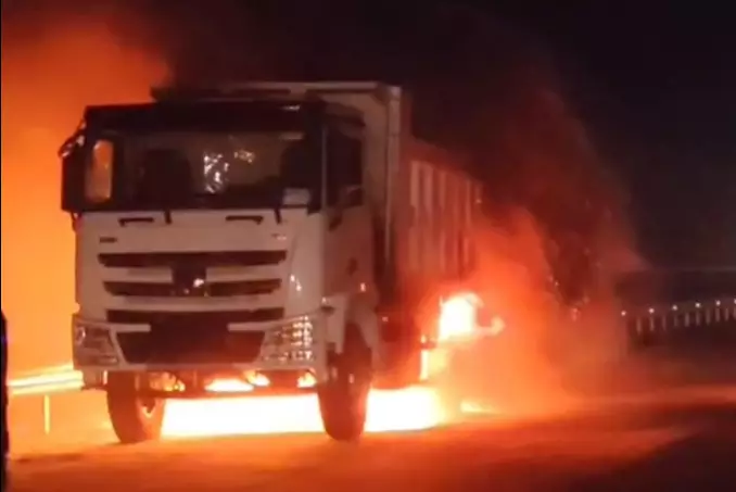 Большегруз загорелся на ходу: полиция требует техосмотр перед дальними поездками