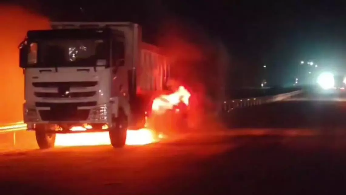 Су жаңа Shacman жүк көлігі жүріп келе жатып өртеніп кетті