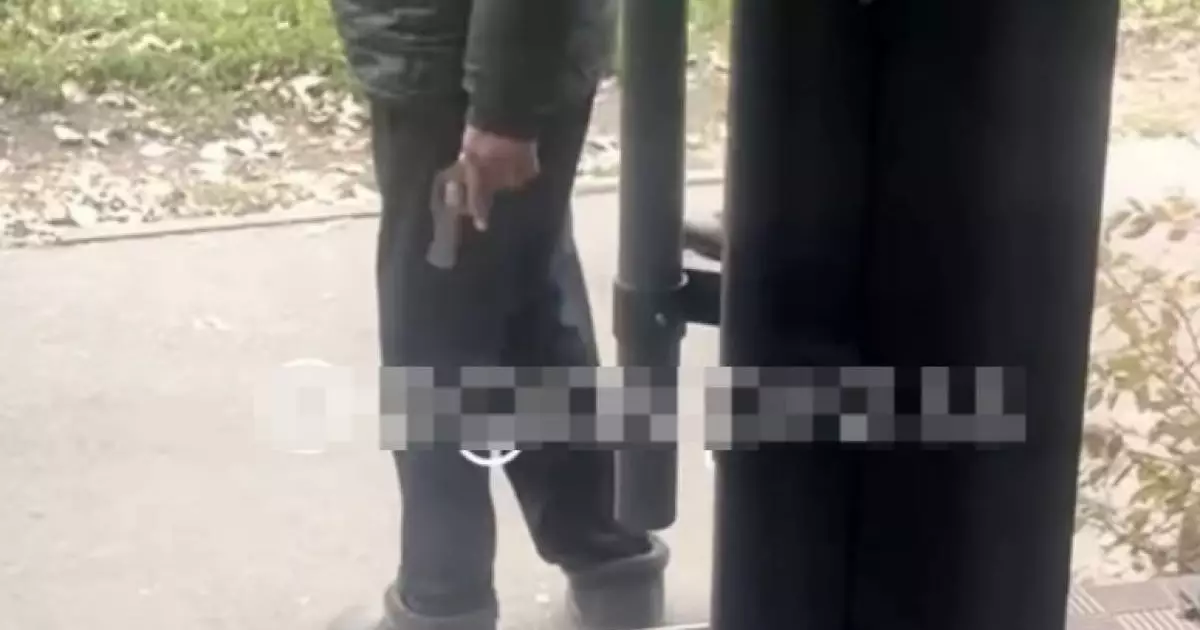  Алматыда тапанша ұстаған ер адам бойжеткенді аңдыған 