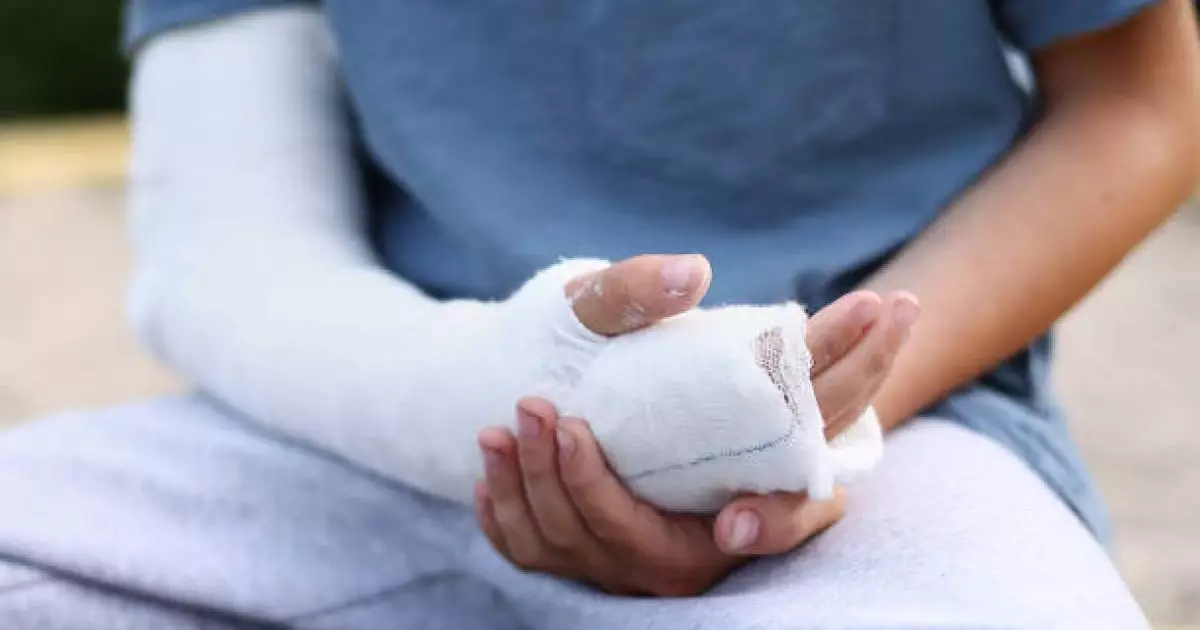  Ақтөбеде 10 жастағы баланы мектеп алаңында соққыға жыққан 