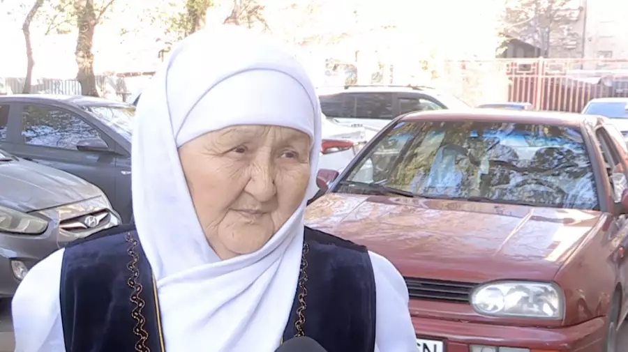 “64 жасқа келгенде үйрендім“. 80 жастағы шымкенттік әже көлік айдап жүр