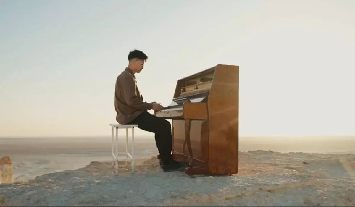 Известный пианист Ратович исполнил культовую композицию на фоне Бозжыра (ВИДЕО)