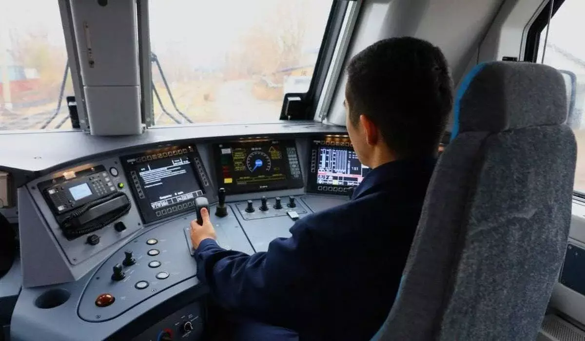 Пытался проскочить перед поездом: скутер угодил под вагон в Таразе