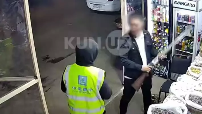 В Ахангаране мужчина с ружьем ворвался в магазин и избил продавщицу