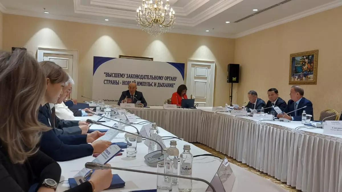 Сарапшылар Қазақстан парламентаризмінің жаңа кезеңін талқылады