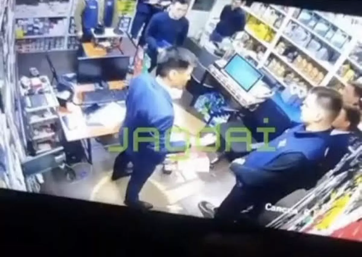 Алматыда компания басшысының өз қызметкерлерін соққыға жыққан видеосы жұрттың ашуын туғызды