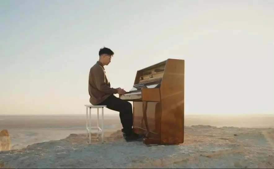 Известный пианист исполнил культовую композицию на фоне Бозжыра