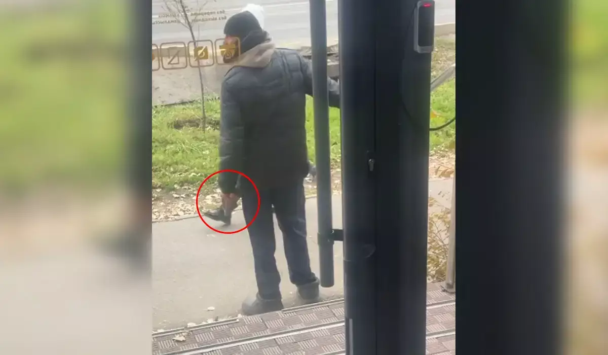 Алматы көшелерінде «тапанша» ұстаған ер адам бойжеткенді аңдыған (ВИДЕО)