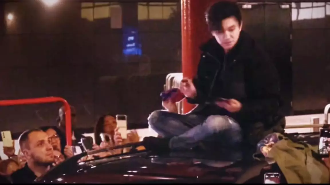 Лондонда қаумалаған көп жанкүйерден Димаш көліктің төбесіне шығып алған