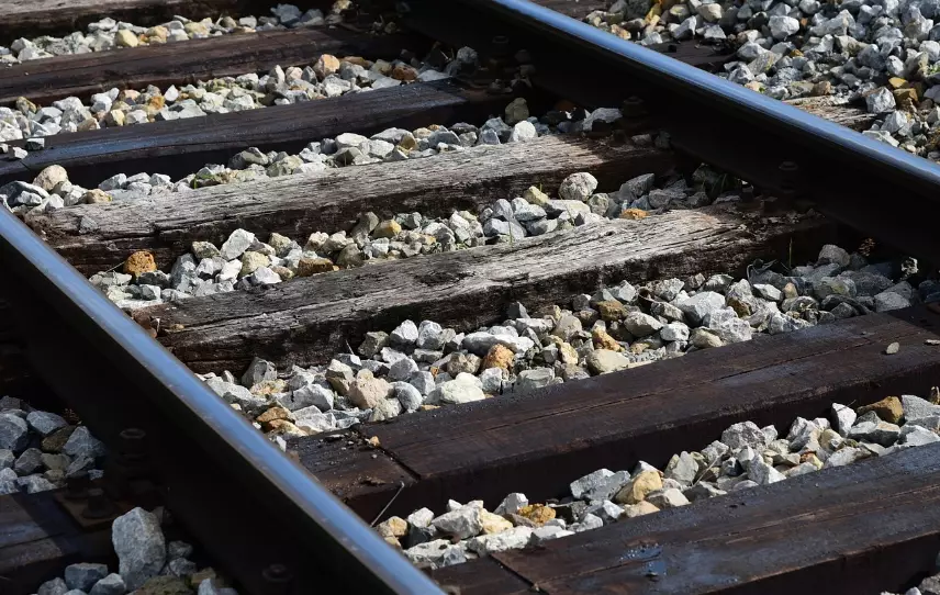 Скутер бросили под ехавший поезд в Таразе – подростка доставили в полицию