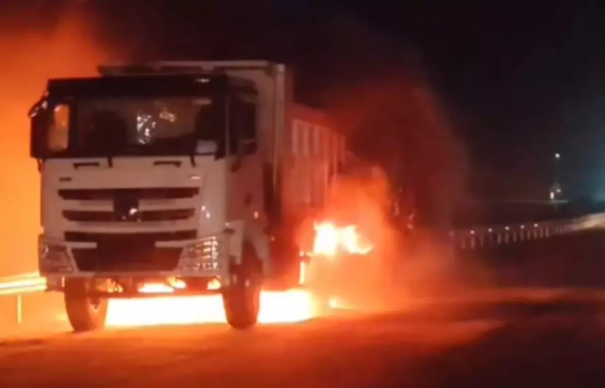 Огонь с колес: на трассе Алматы–Усть-Каменогорск загорелся грузовик (видео)
