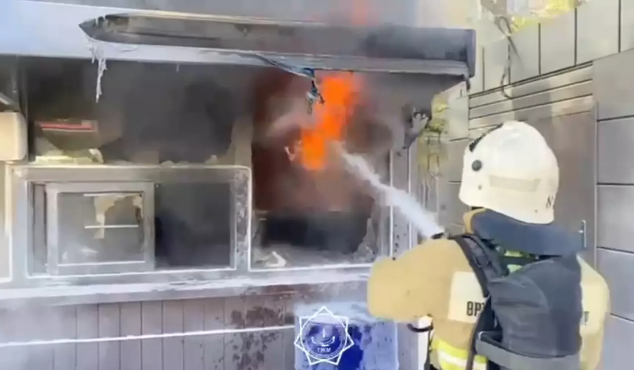 Киоск быстрого питания загорелся в Алматы