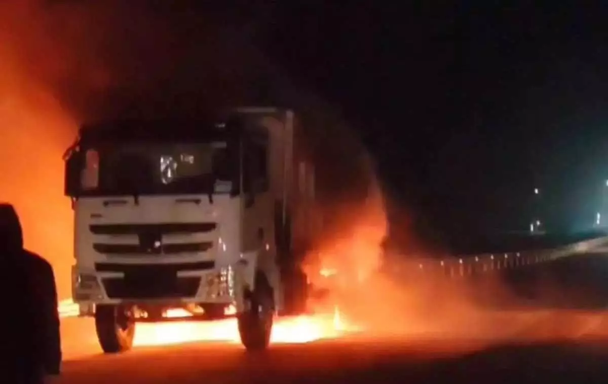 Фура загорелась на ходу на трассе в области Абай