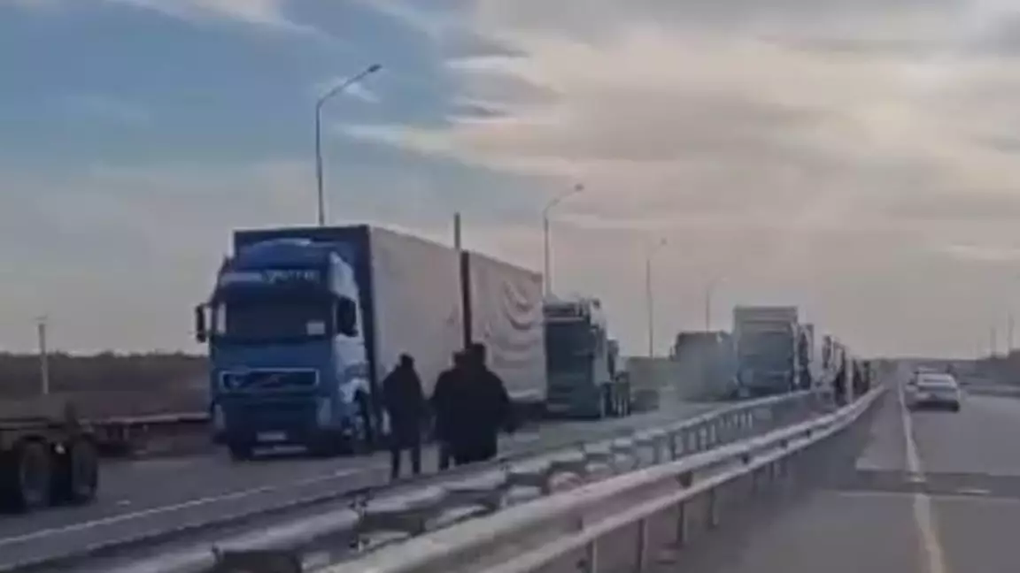 "Кезекте тұрып адам қайтыс болған". Қазақстан мен Қытай шекарасында жүк көліктері әлі қаңтарылып тұр