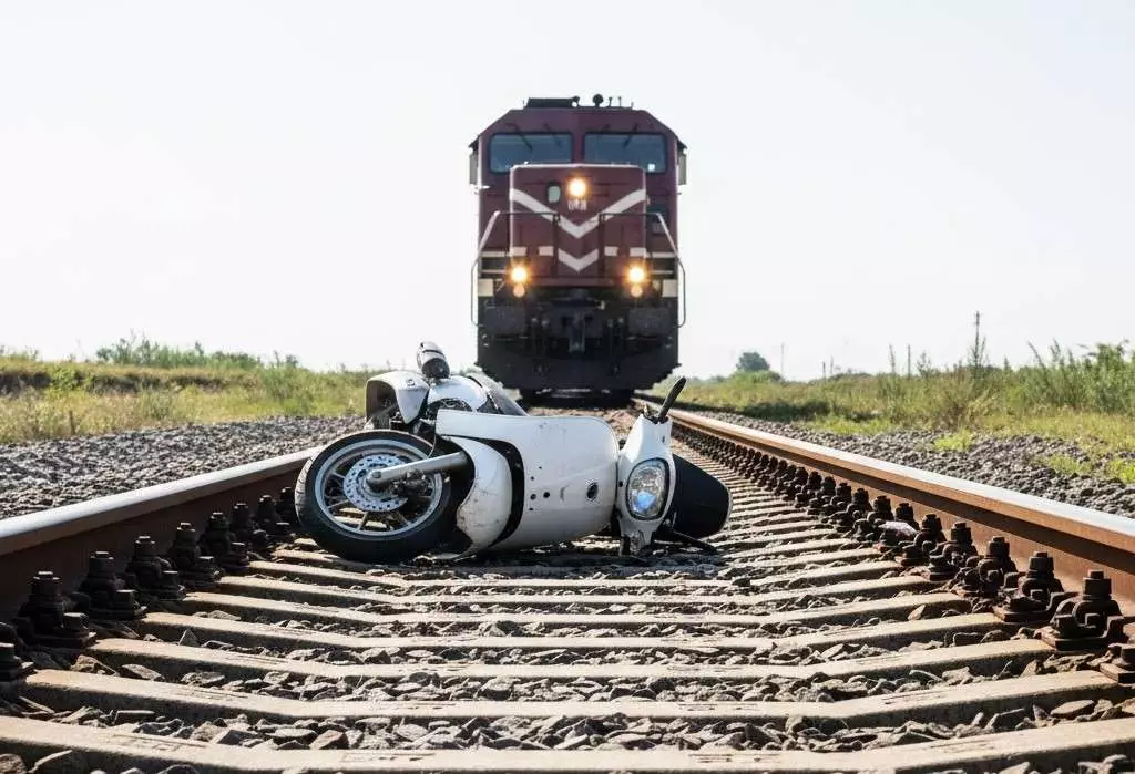 Подросток в Таразе бросил скутер на пути ехавшего поезда