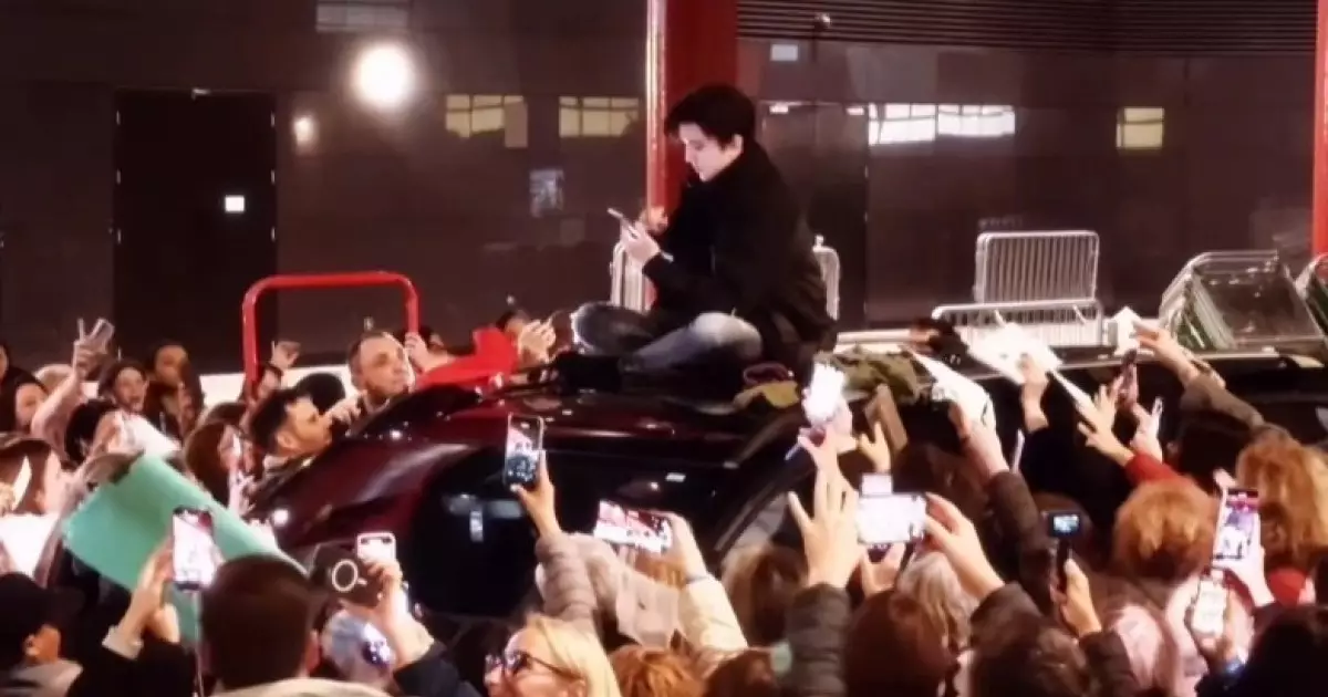  Димаш Лондонда көрермендеріне көлік үстінде отырып қолтаңба берді 