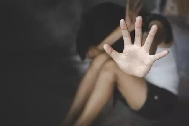 21 жастағы қыз 17 жастағы қызды жезөкшелікпен айналысуға мәжбүрлеген