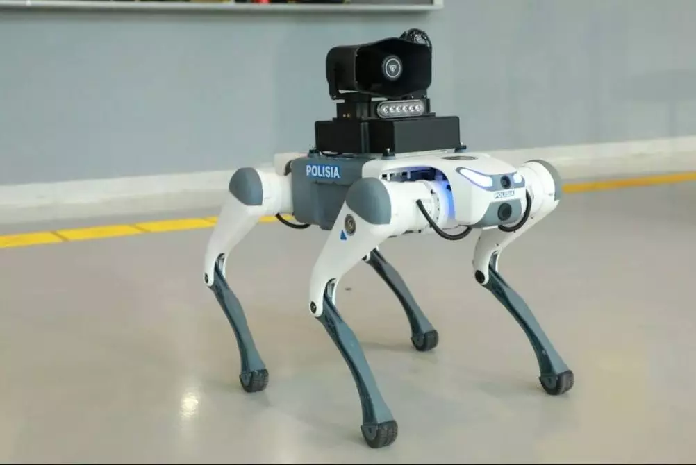 Роботы-собаки распознают лица и выявляют нарушения в Астане