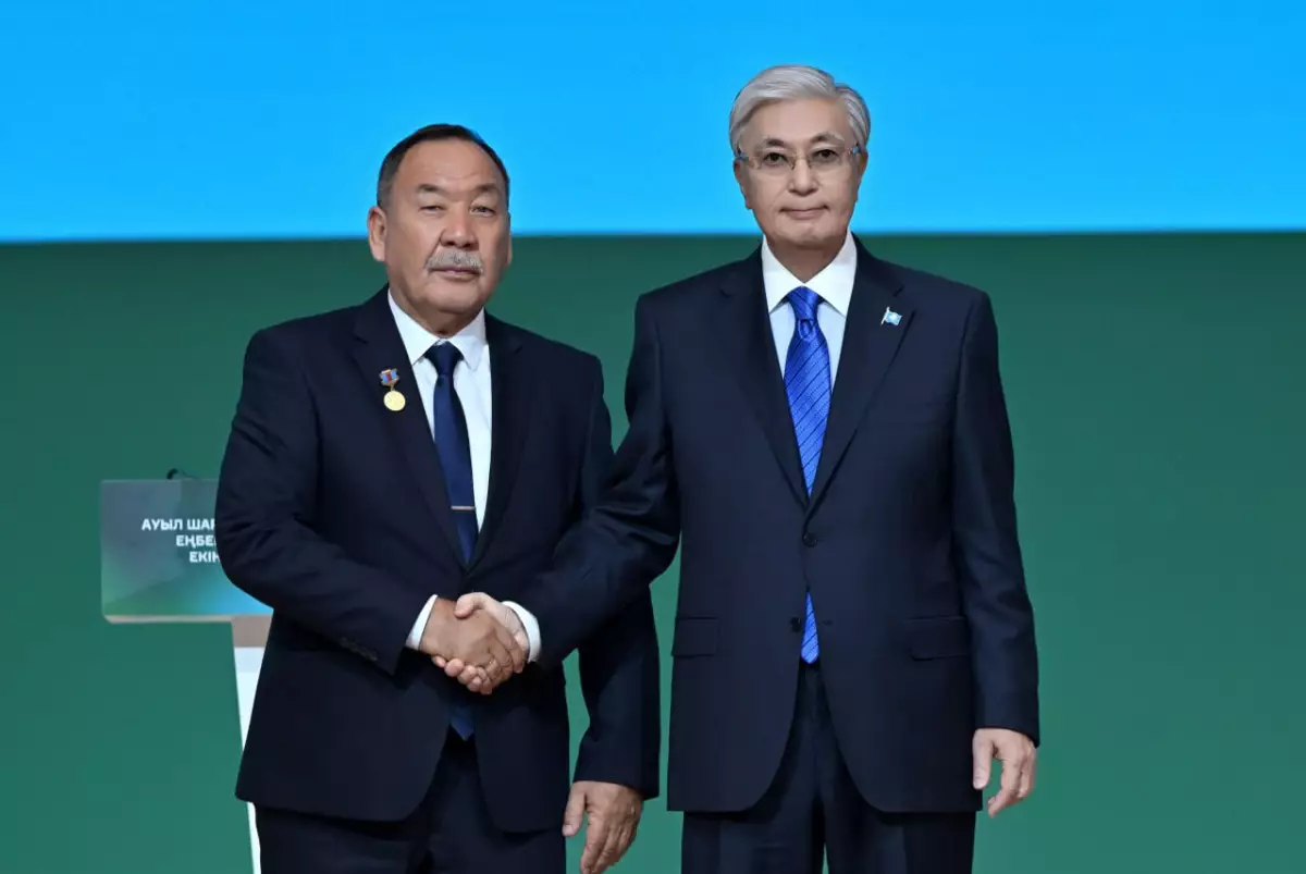 Труд героев поля признан: Токаев вручил награды 30 представителям агросектора